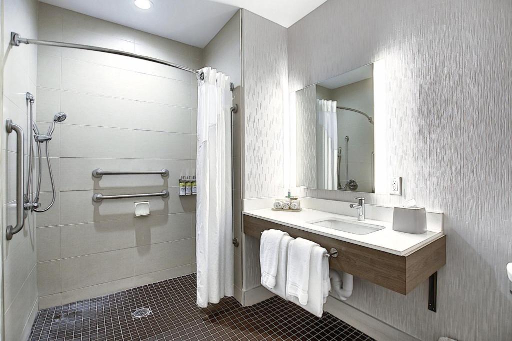 Koupelna v ubytování Holiday Inn Express Airport Calgary by IHG