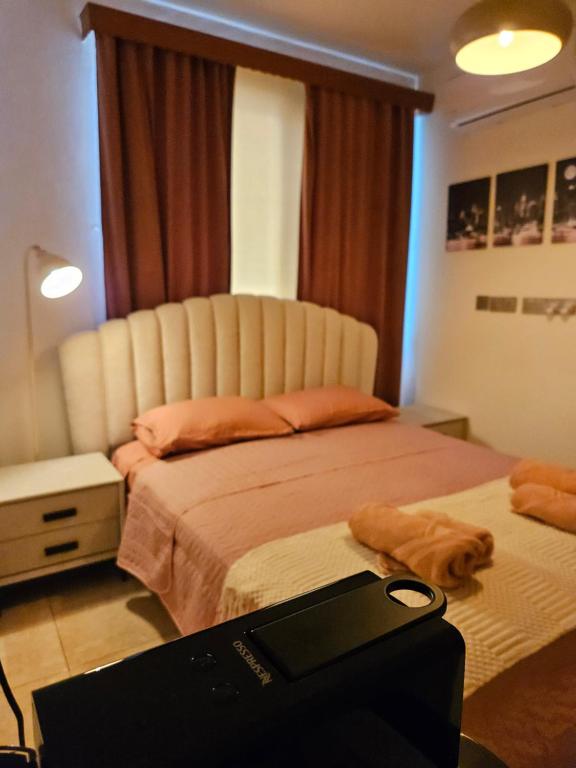 Postel nebo postele na pokoji v ubytování ROOMS by Emmelia Group