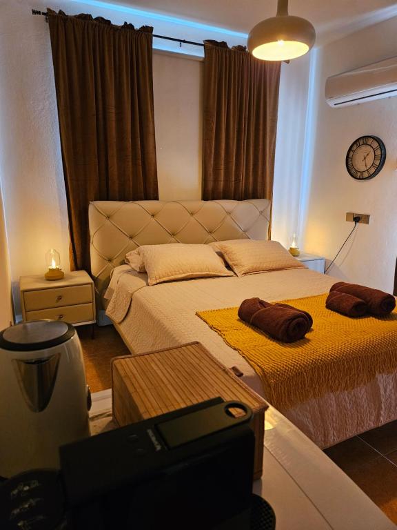 Postel nebo postele na pokoji v ubytování ROOMS by Emmelia Group