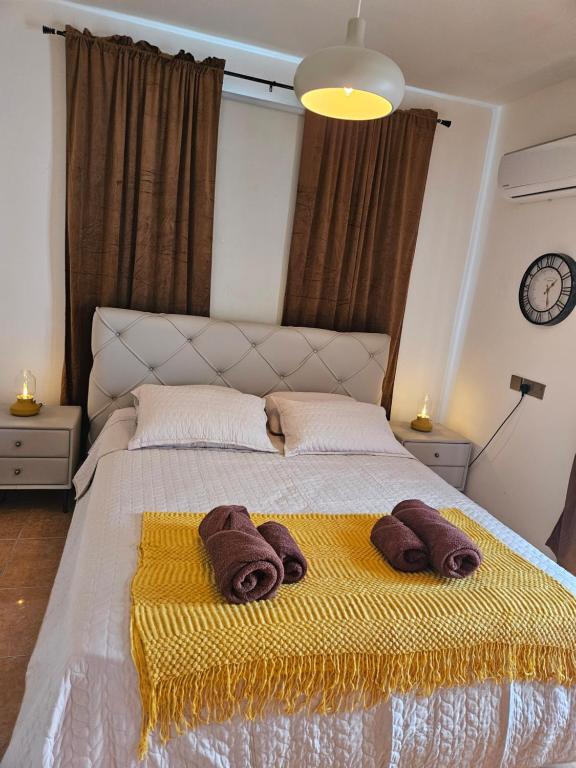 Postel nebo postele na pokoji v ubytování ROOMS by Emmelia Group