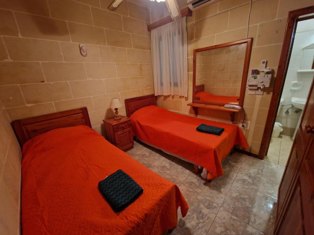 Ένα ή περισσότερα κρεβάτια σε δωμάτιο στο Attard Seafront Apartment 7 in Marsalforn