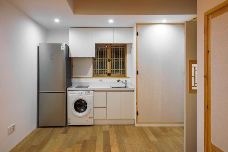 une cuisine avec un réfrigérateur et une machine à laver dans l'établissement Hanultari Hanokstay, à Séoul
