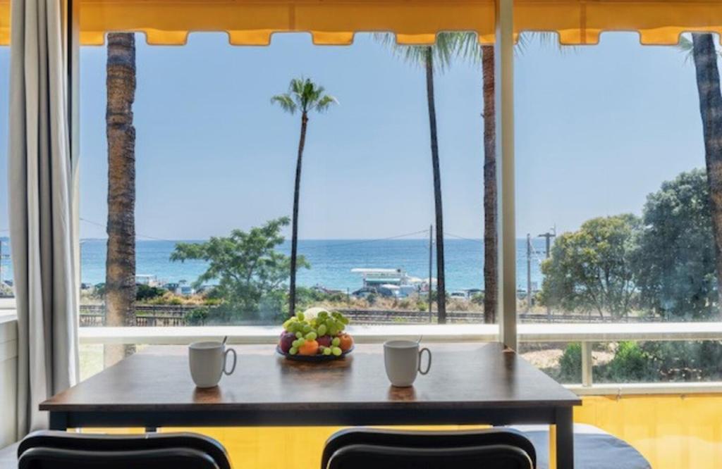 - une table dans une chambre avec vue sur l'océan dans l'établissement Beach Front Studio - Western Cannes, à Cannes