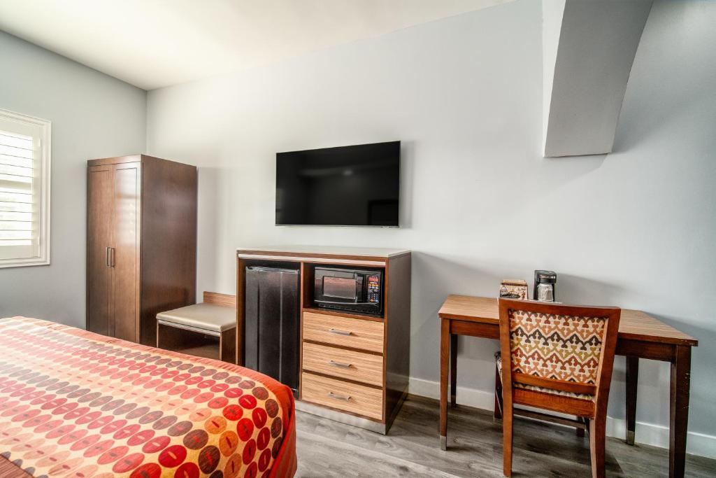 Rodeway Inn & Suites Pasadena - King Suite - Non-Smoking