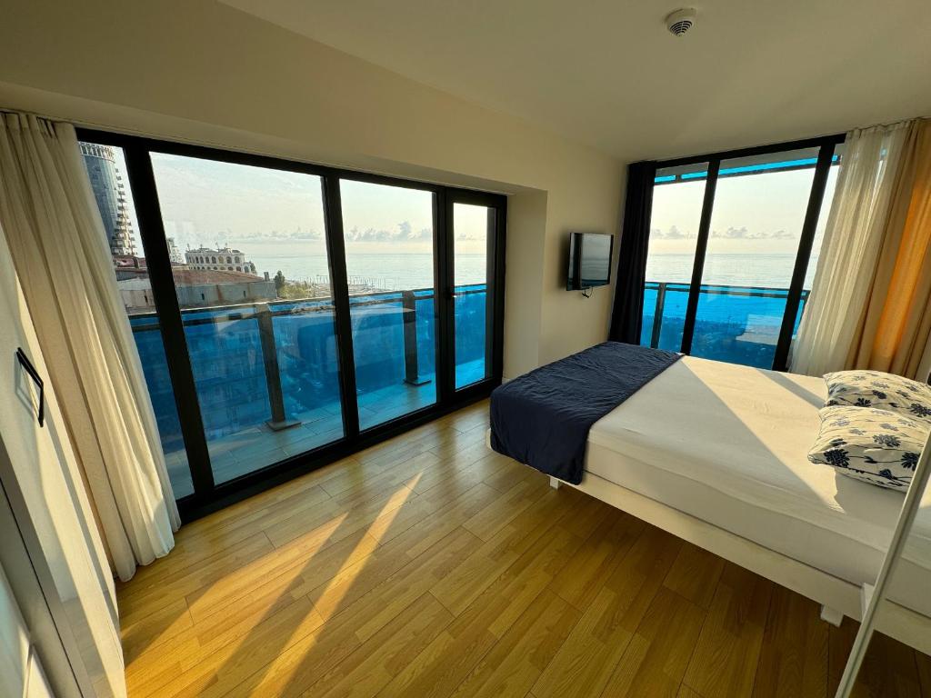 Postel nebo postele na pokoji v ubytování King Hotel Orbi City Sea View