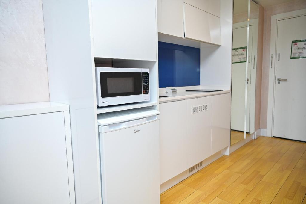 Kuchyň nebo kuchyňský kout v ubytování King Hotel Orbi City Sea View