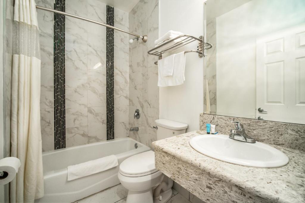 Rodeway Inn & Suites Pasadena - King Room Met Bubbelbad - Niet Roken