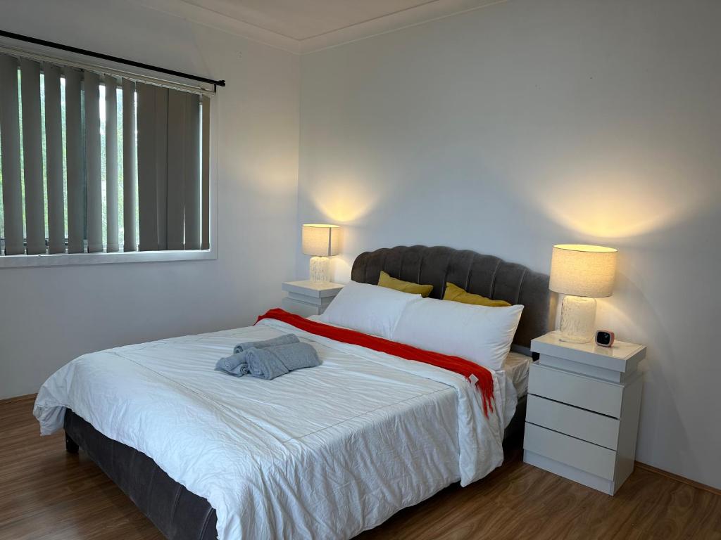 NarweeにあるLovely Modern Family home for your family and friendsのベッドルーム1室(ランプ2つ、窓付)