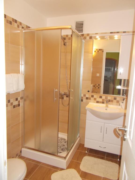 Forrás-G Vendégház - Two-Bedroom Apartment With Terrace