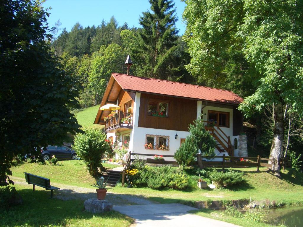 ein kleines Haus mit rotem Dach in einem Park in der Unterkunft Enghagen Haarstube in Vorderstoder