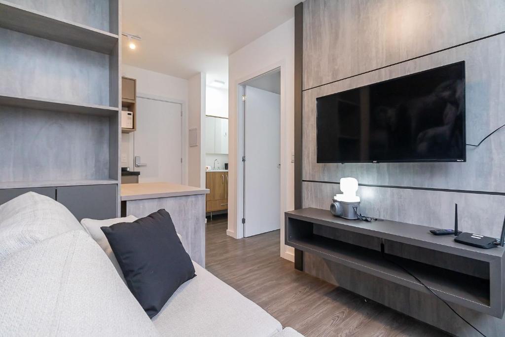 Μια τηλεόραση ή/και κέντρο ψυχαγωγίας στο Apartamento Safari de 1 Quarto com Vaga - PRI1401