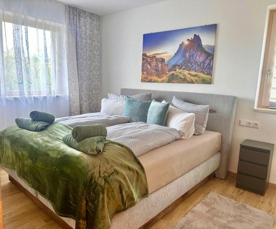 Postel nebo postele na pokoji v ubytování FeWo Nr 1 Iller im Allgäu mit Balkon Bergblick