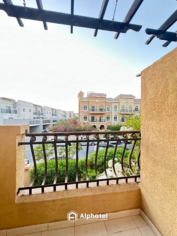 Ein Balkon oder eine Terrasse in der Unterkunft Stylish 3-bedroom plus Maid room - Villa in JVC - Dubai