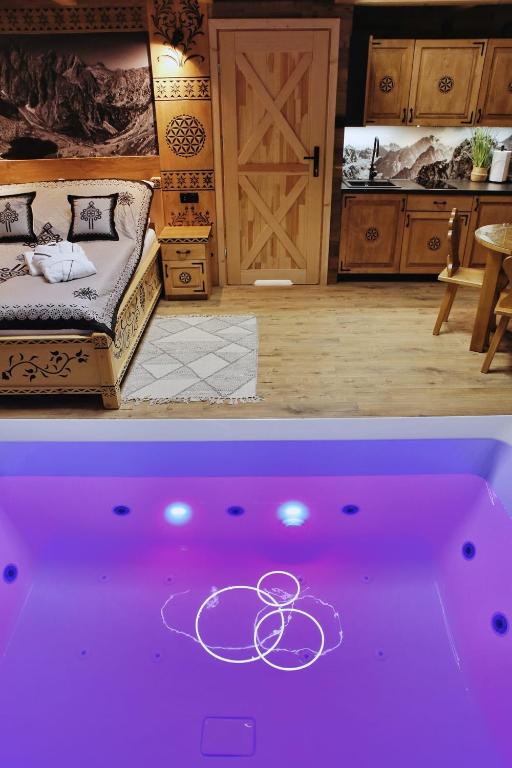 Postel nebo postele na pokoji v ubytování Tatry Mountain Glamp z jacuzzi