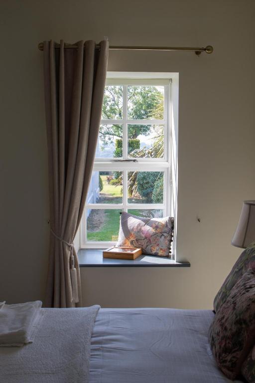 Postel nebo postele na pokoji v ubytování Hill House Cashel