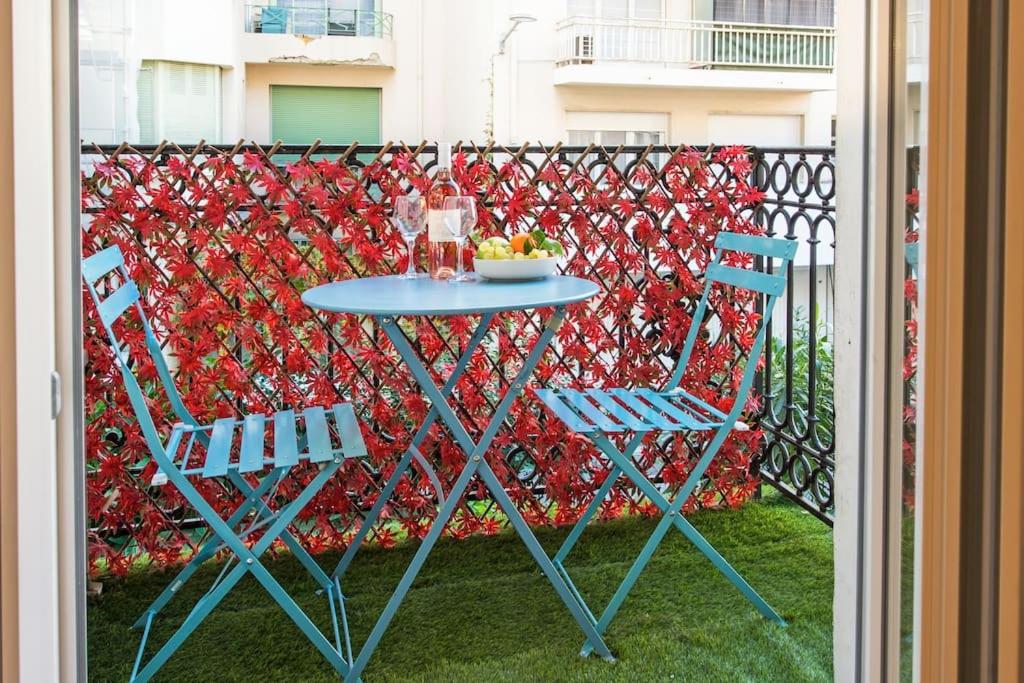 une table et deux chaises assises à côté d'une clôture dans l'établissement - - Superbe Studio avec Balcon - Nice Centre - -, à Nice