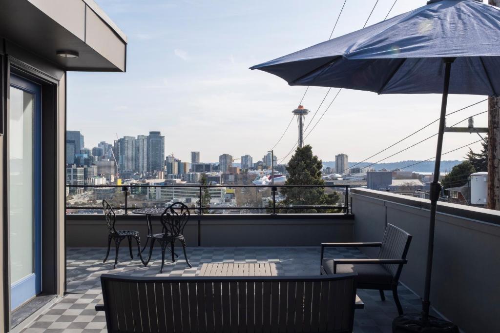 Μπαλκόνι ή βεράντα στο Modern Townhome with Space Needle View