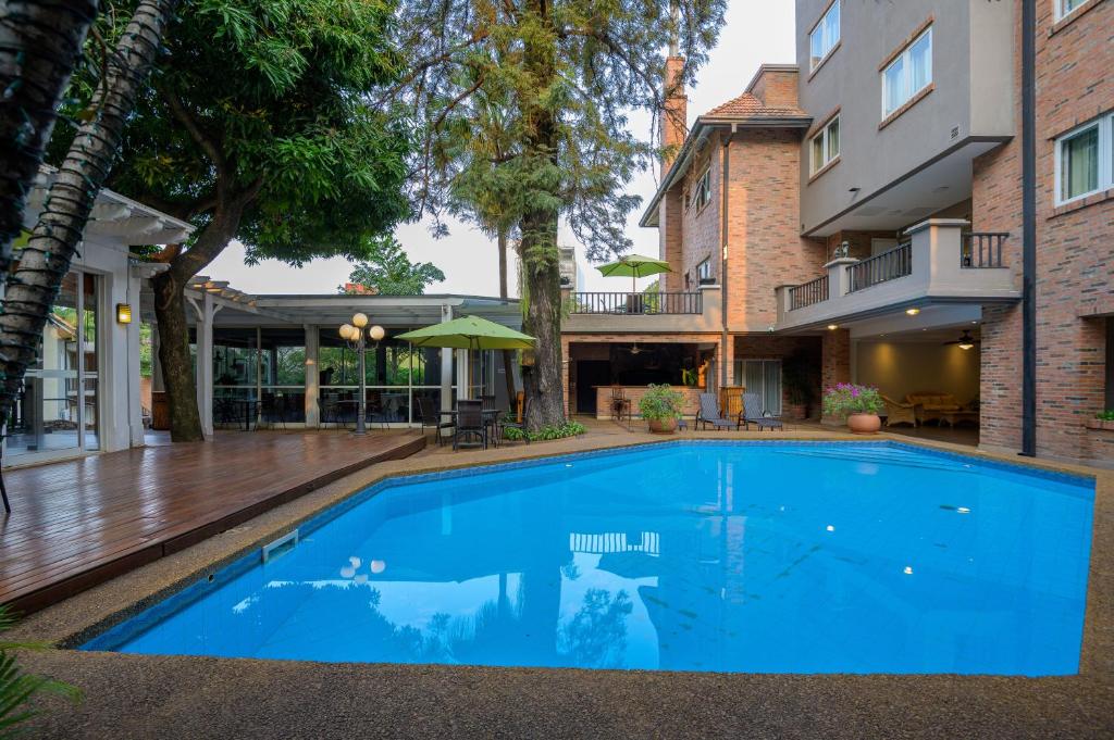 Bazén v ubytování Hotel Villa Morra Suites nebo v jeho okolí