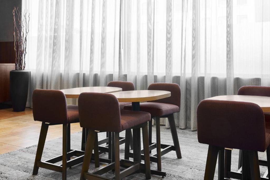 Uma área de estar em Courtyard by Marriott Newark Downtown