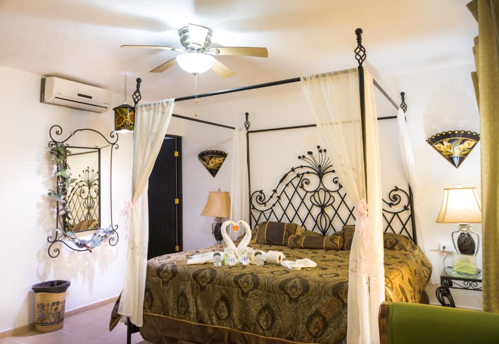 Postel nebo postele na pokoji v ubytování Palacio Canton Hotel - Valladolid