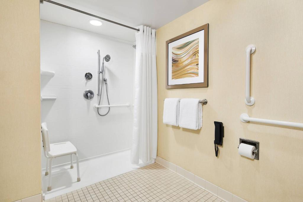 Uma casa de banho em Courtyard by Marriott Newark Downtown