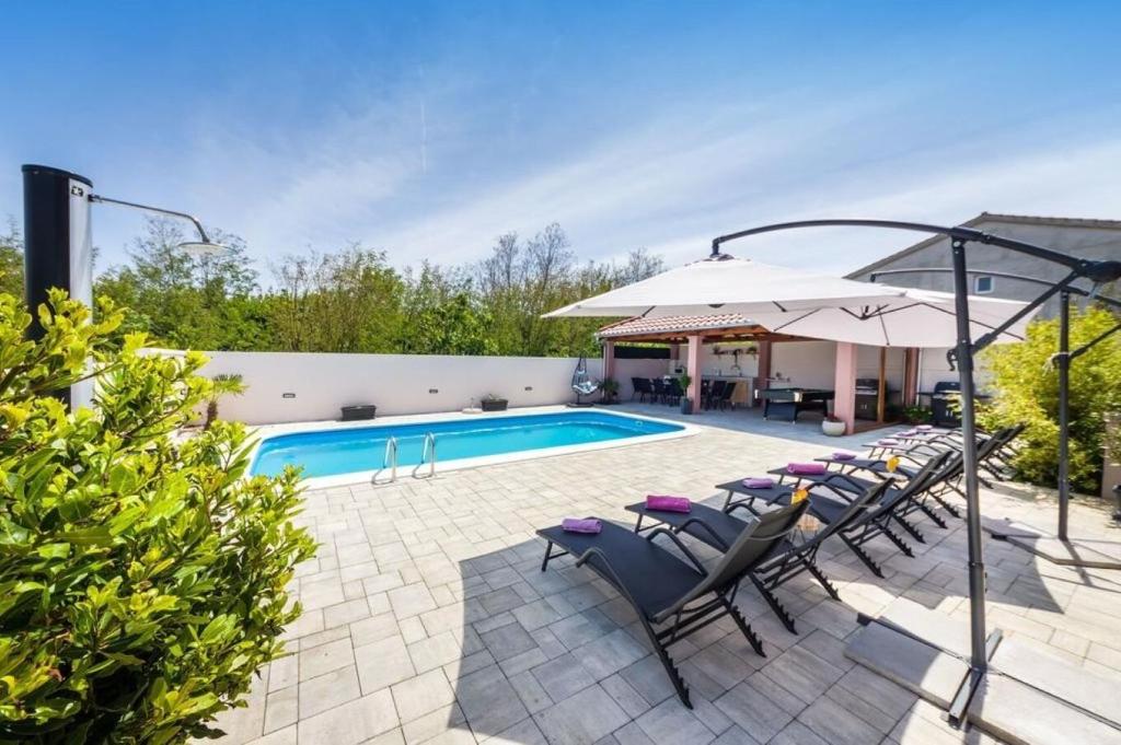 Bazén v ubytovaní House Luxury Villa with pool alebo v jeho blízkosti