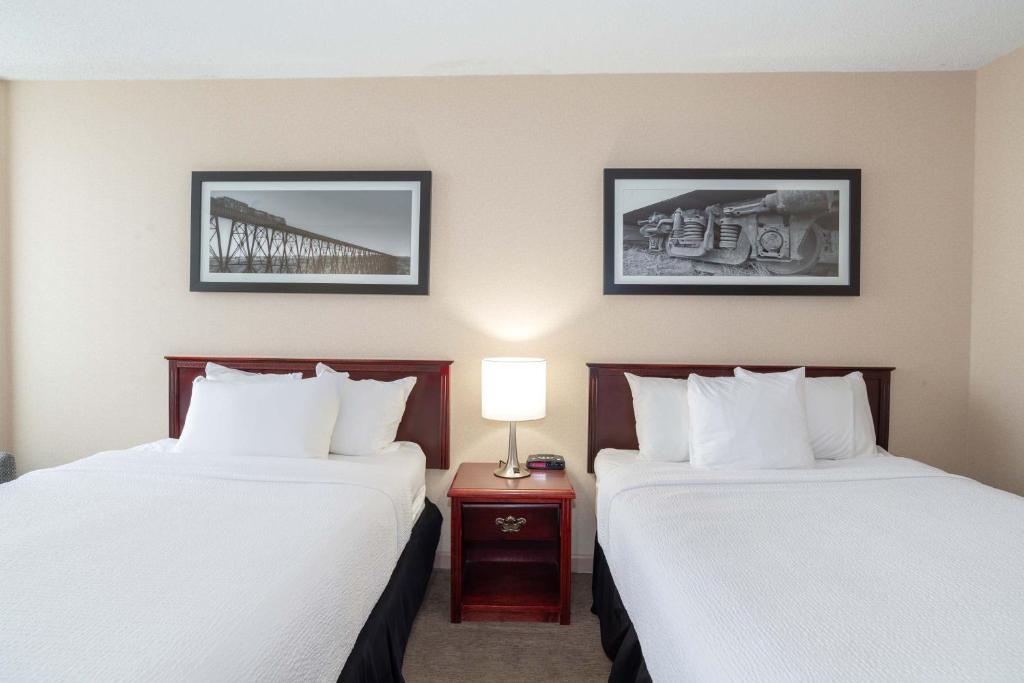 Postel nebo postele na pokoji v ubytování Sandman Hotel Lethbridge