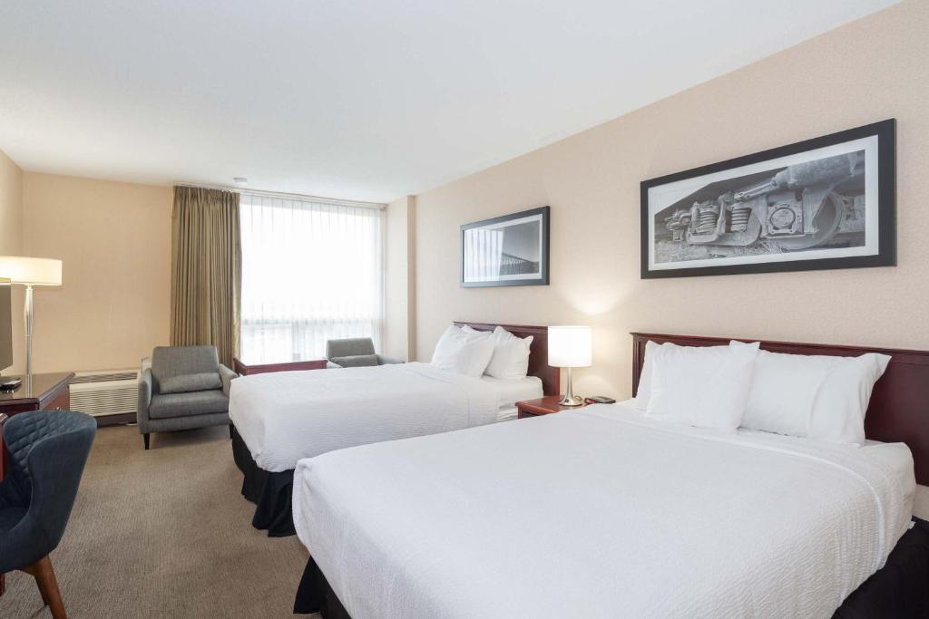 Postel nebo postele na pokoji v ubytování Sandman Hotel Lethbridge