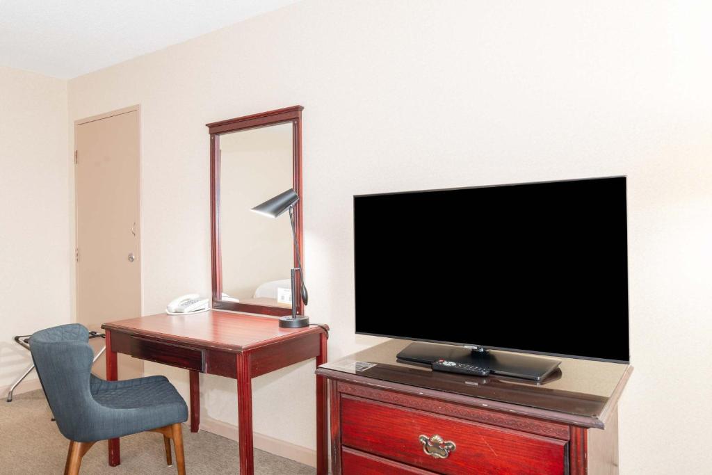 TV a/nebo společenská místnost v ubytování Sandman Hotel Lethbridge