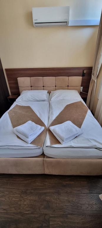 Postel nebo postele na pokoji v ubytování Elite Pension