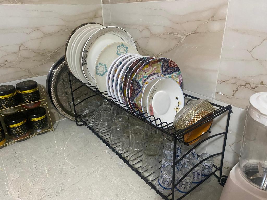 Příslušenství pro přípravu čaje a kávy v ubytování Riad Nezha avec jacuzzi et au cœur de Marrakesh