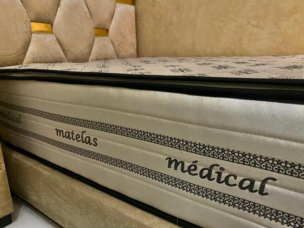 Postel nebo postele na pokoji v ubytování Riad Nezha avec jacuzzi et au cœur de Marrakesh