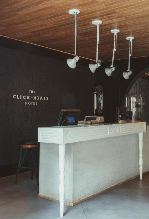 eine weiße Theke in einem Zimmer mit einem Tisch in der Unterkunft The Click Clack Hotel Bogotá in Bogotá
