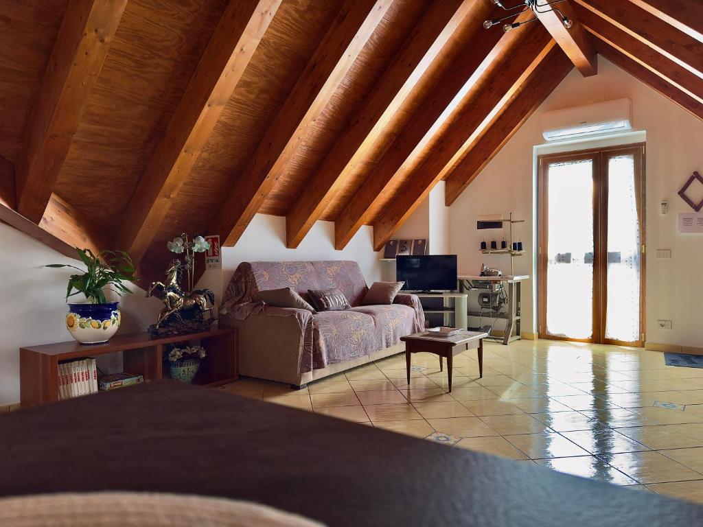 アジェーロラにあるHome Sweet Home Apartmentのソファとテーブルのあるリビングルーム