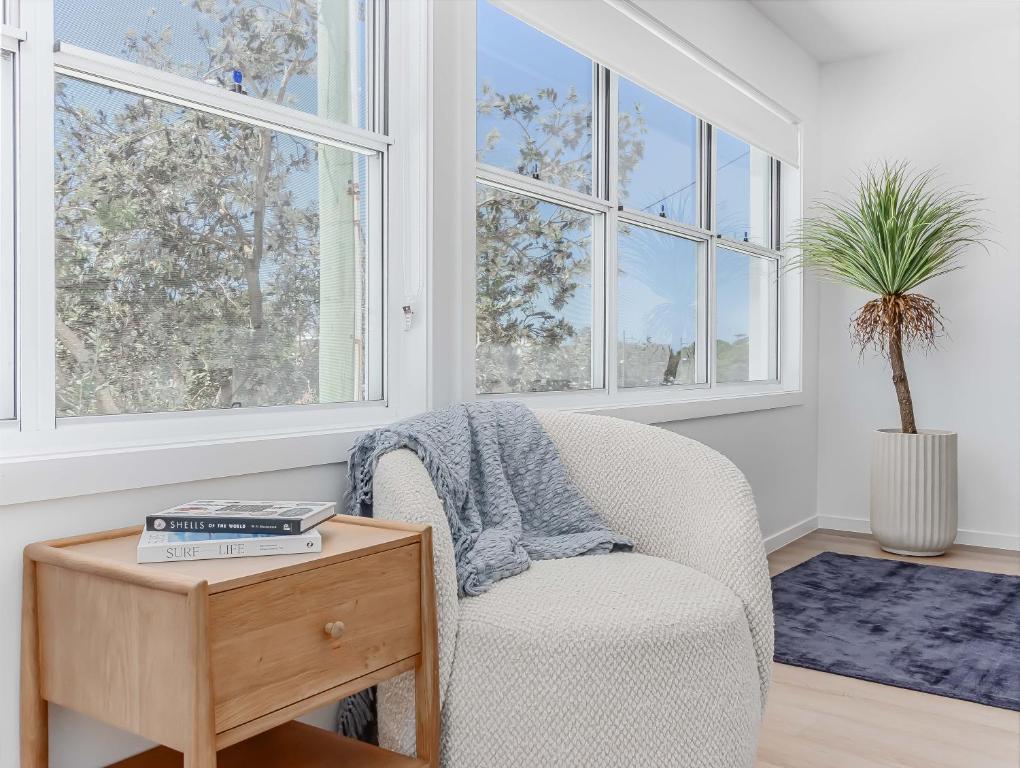 キングスクリフにあるRelax on Marine Parade, 2 Bedroom Apartmentのリビングルーム(椅子、テーブル、窓付)