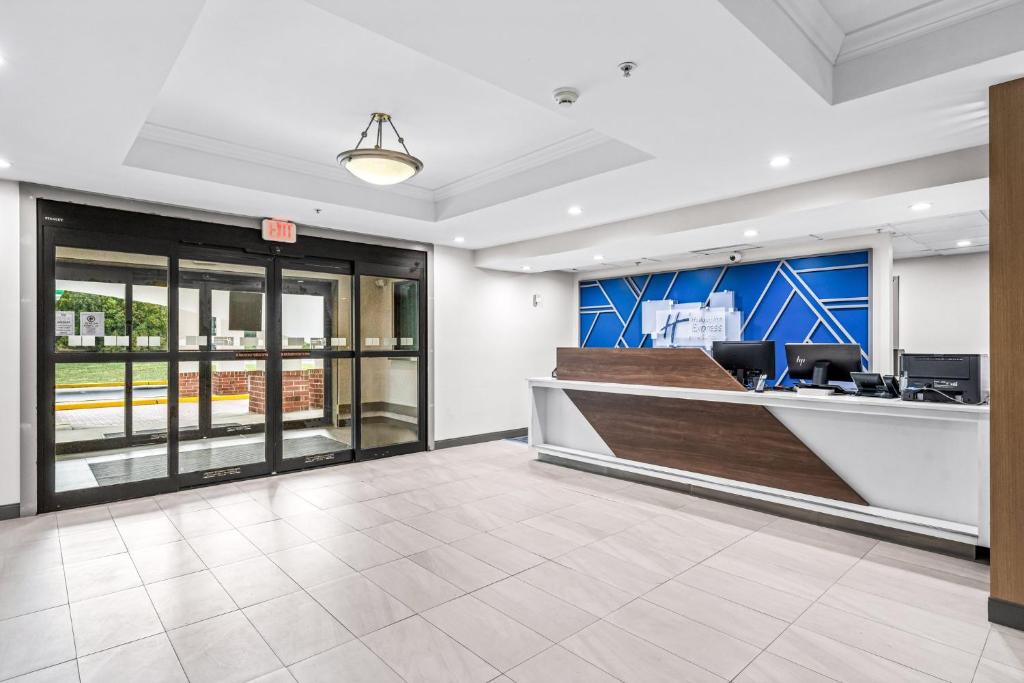 Vstupní hala nebo recepce v ubytování Holiday Inn Express & Suites Carneys Point - Pennsville by IHG