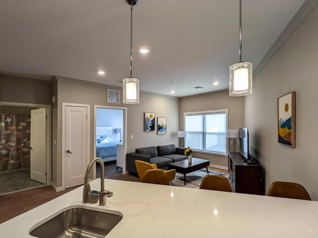 Khu vực ghế ngồi tại 222 Brand New 2 Bedroom 1 KIT 2 BATH 1 Living