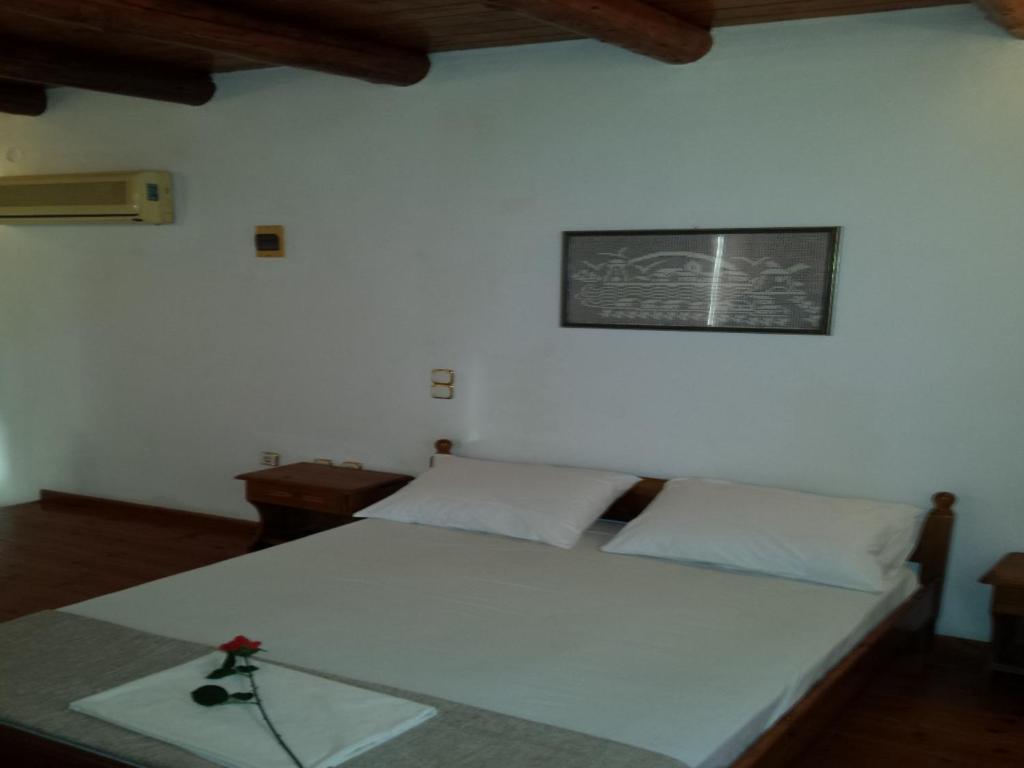 マラトカンボスにあるKastro Villasのベッドルーム1室(壁に絵が描かれた白いベッド1台付)