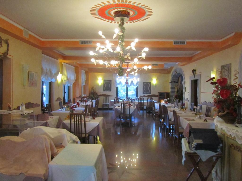 Reštaurácia alebo iné gastronomické zariadenie v ubytovaní Albergo Ristorante Conca Azzurra