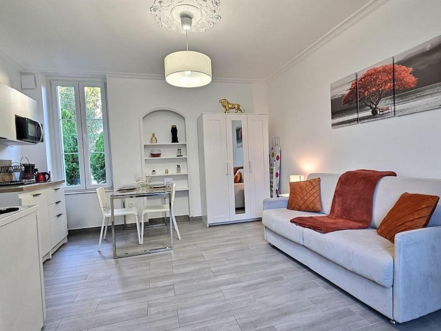 un salon avec un canapé et une table dans l'établissement Cosy des Rêves II ,Paris, Disney, à Croissy-Beaubourg