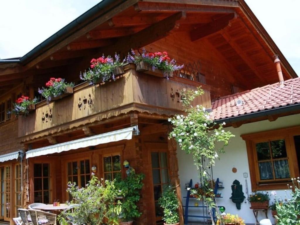 una casa con flores en la parte delantera en Hintermair Comfortable holiday residence, en Garmisch