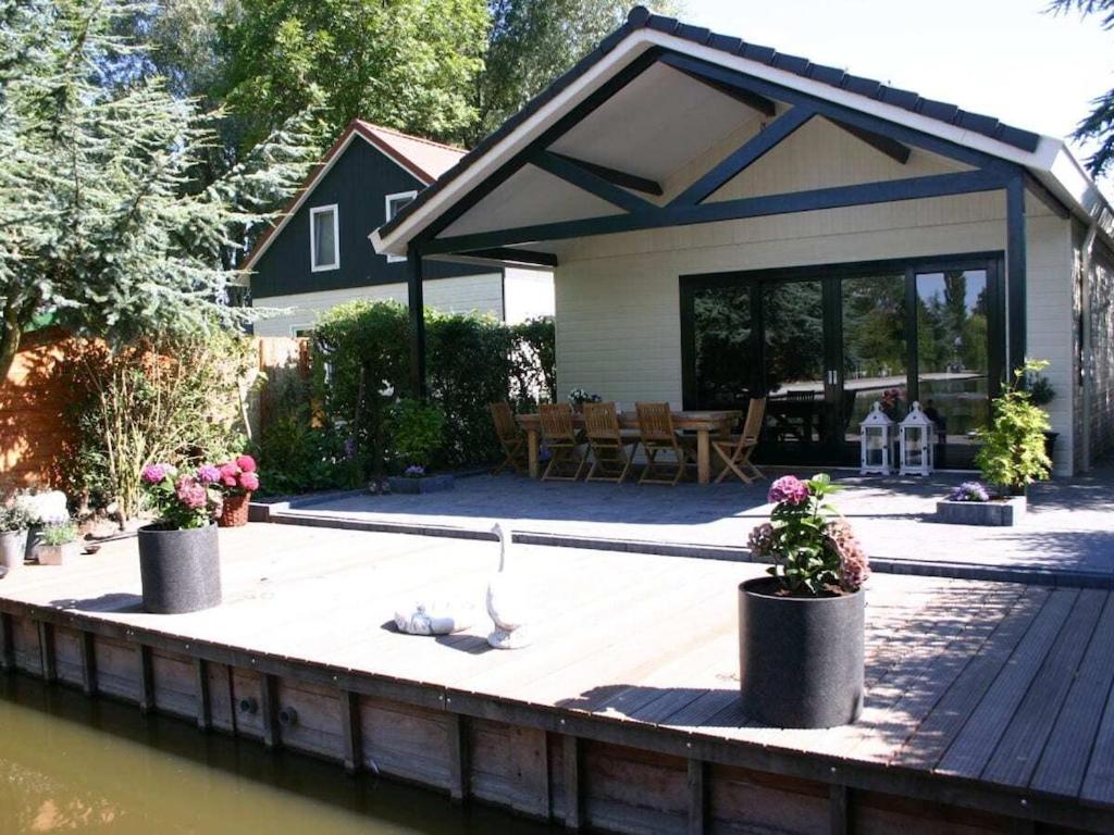 Zahrada ubytování Bungalow in Wervershoof with 1 bedroom