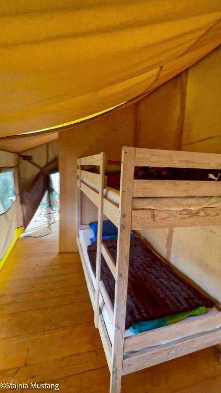 Palanda nebo palandy na pokoji v ubytování Spokojny Glamping