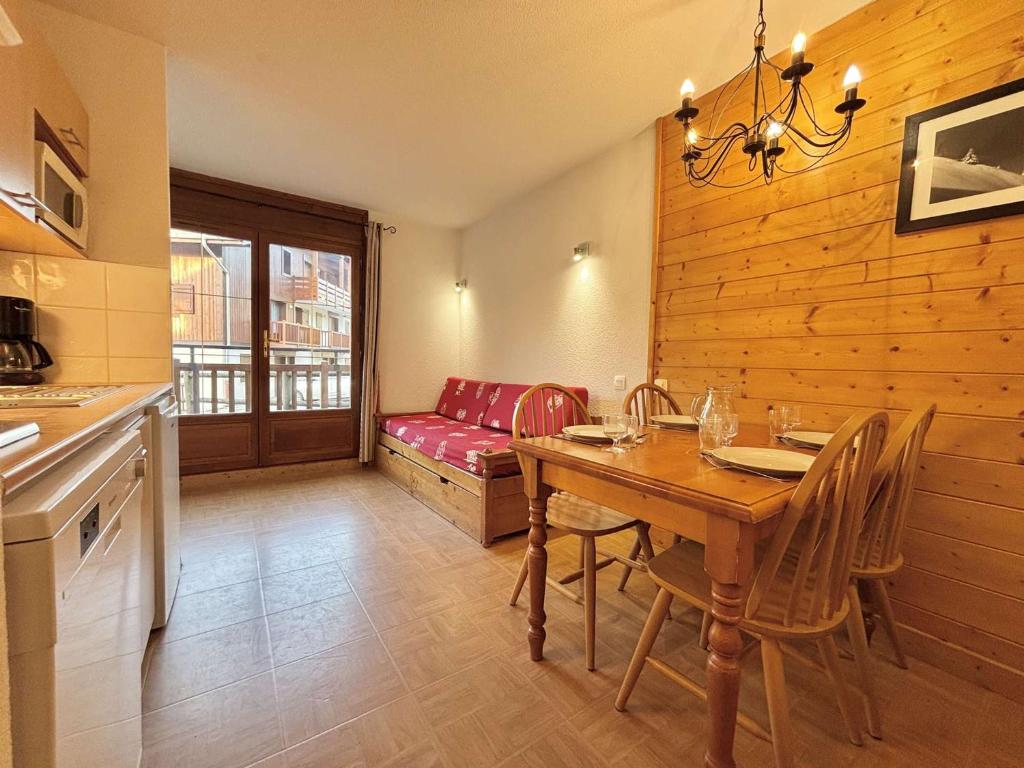 - une cuisine et une salle à manger avec une table et un canapé dans l'établissement Appartement 2 pièces à Flumet, aux pieds des pistes, piscine, animaux bienvenus, parking inclus - FR-1-603-111, à Flumet