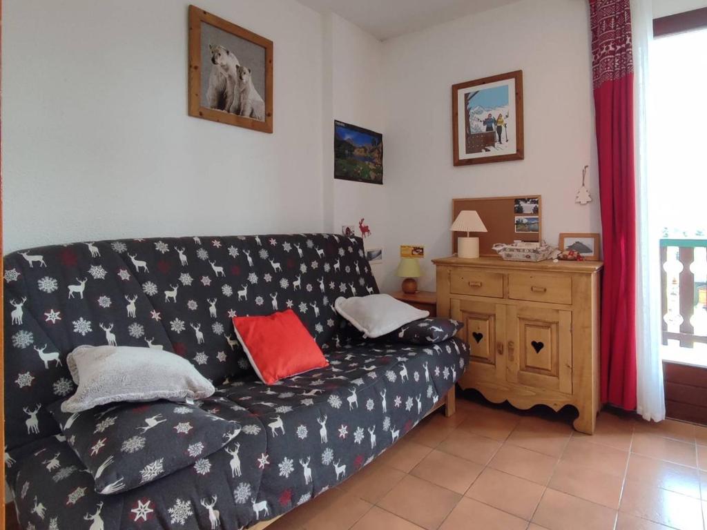 un salon avec un canapé et une table dans l'établissement Studio cabine 4 pers avec parking à Pyrénées 2000 - FR-1-592-72, à Bolquère-Pyrénées 2000