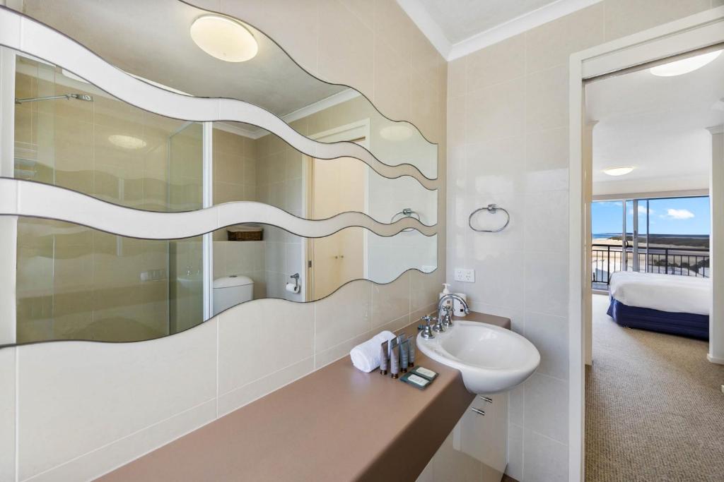 Koupelna v ubytování Oceanfront 3-Bed Retreat with Pool-Steps to Beach