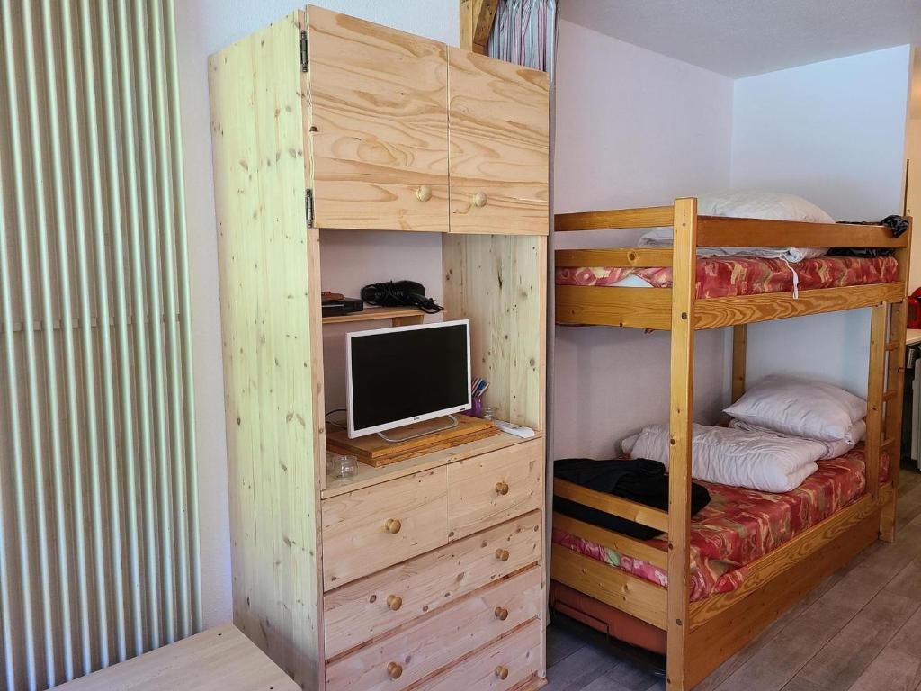 - une chambre avec 2 lits superposés et une télévision dans l'établissement Studio cosy 4 pers. au pied des pistes à Villard-de-Lans - FR-1-689-143, à Villard-de-Lans