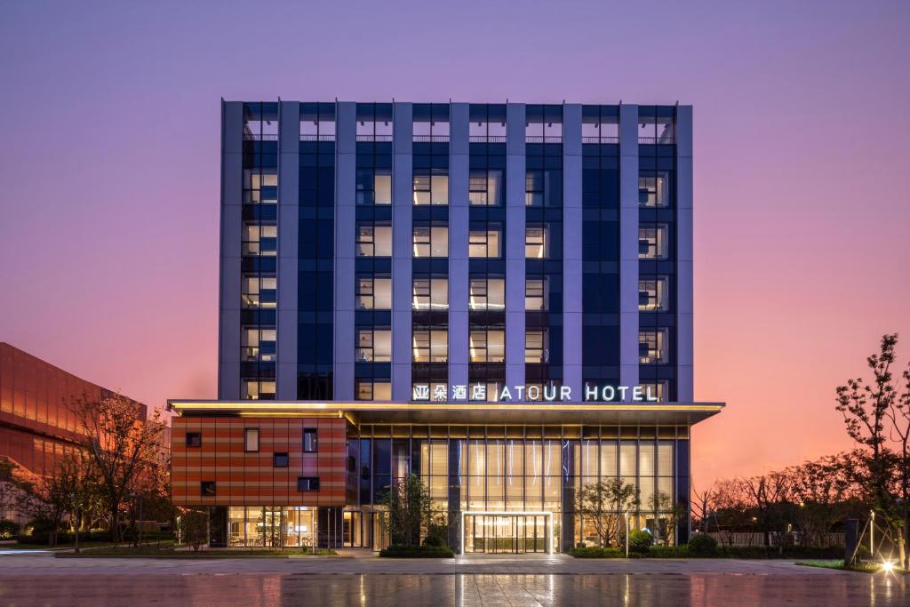uma representação do hotel ao anoitecer em Atour Hotel Wuxi Huishan High-Speed Railway Station em Wuxi