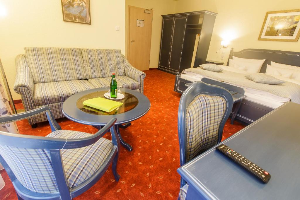 Postel nebo postele na pokoji v ubytování Kurhaus Devin