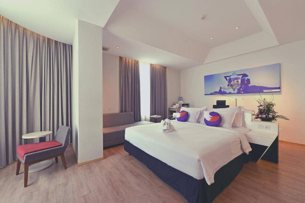 Postel nebo postele na pokoji v ubytování FOX Hotel Pekanbaru